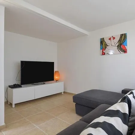 Luxury Near 1km Swimming Pool Tennis Court Great For Ages فيلة *