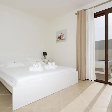 Luxury Near 1km Swimming Pool Tennis Court Great For Ages فيلة *