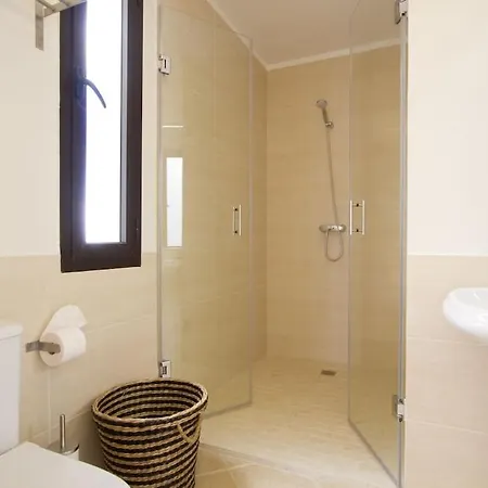 Luxury Near 1km Swimming Pool Tennis Court Great For Ages *