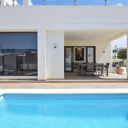 Luxury Near 1km Swimming Pool Tennis Court Great For Ages Villa Playa Blanca (Lanzarote)