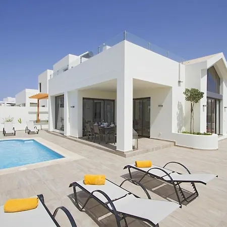 Villa Luxury Near 1km Swimming Pool Tennis Court Great For Ages Playa Blanca (Lanzarote)