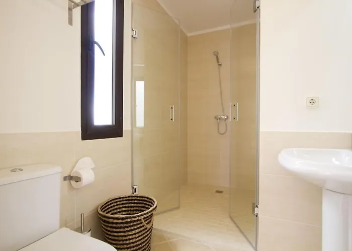 Luxury Near 1km Swimming Pool Tennis Court Great For Ages *